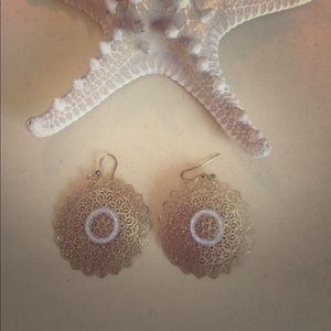 Gold trellis sparkled earrings